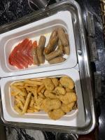 Dos recipientes de poliestireno con comida, papas fritas y ketchup. en Kenting Amanda Hotel, en Nanwan