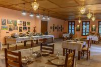 Un comedor con mesas, sillas y candelabros. en The Beehad Sariska, en Tehla