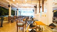 um restaurante com mesas e cadeiras em uma sala em Amba Yaalu - Thema Collection "The first women-led hotel in Sri Lanka" em Sigiriya