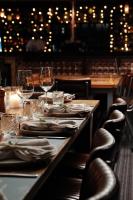 The Mayfair Emerald في إميرلاد: طاولة طويلة في مطعم مع كؤوس النبيذ