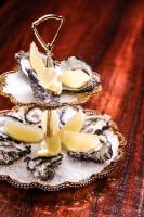 The Mayfair Emerald في إميرلاد: مجموعة من المحار مع شرائح الليمون في الأعلى