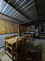 En restaurant eller et andet spisested på Tetebatu Valley Bungalows