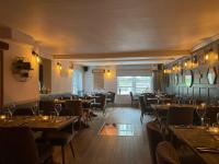 Khu vực ghế ngồi tại The Suffolk Hotel