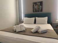 A bed or beds in a room at Apollonas Downtown - 1BR Lux Apartment - Tsimiski Ladadika - Explore Center by foot - Close to Aristotelous square