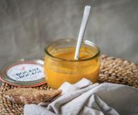 Un tarro de miel con tostadas y una cuchara. en Logis Manoir De La Giraudière, en Beaumont-en-Véron