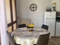Kuchyňa alebo kuchynka v ubytovaní F2 avec parking, terrasse & wifi à Amélie-les-Bains, animaux acceptés - FR-1-703-53
