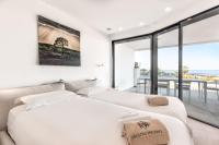 A bed or beds in a room at Infinity 0-8 LUXE SEA VIEW 2B