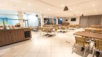 een restaurant met tafels en stoelen en een cafetaria bij Hotel Bandeirantes da Barra in Balneario Barra do Sul