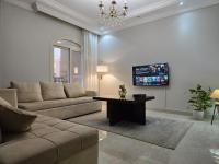 TV a/nebo společenská místnost v ubytování Garden View Royal Villa 284 - 210 meters space,17 min to Airport 1 min to Water Way, New Cairo - El Banafseg
