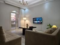 TV a/nebo společenská místnost v ubytování Garden View Royal Villa 284 - 210 meters space,17 min to Airport 1 min to Water Way, New Cairo - El Banafseg
