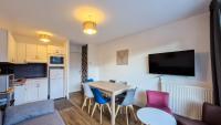Telewizja i/lub zestaw kina domowego w obiekcie Résidence Les Pleiades - Appartement rénové · Centre station · Balcon · Parking couvert MAE-8234