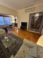 TV a/nebo společenská místnost v ubytování Royal Nile view 2BR