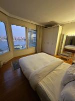 Postel nebo postele na pokoji v ubytování Royal Nile view 2BR