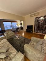 TV a/nebo společenská místnost v ubytování Royal Nile view 2BR