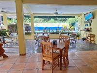 Bazén v ubytování Hotel Playa Bonita Tela nebo v jeho okolí