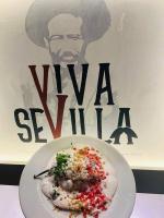 ein Teller mit Essen auf einem Tisch vor einem Schild in der Unterkunft Hotel Villa Montes in Ezequiel Montes