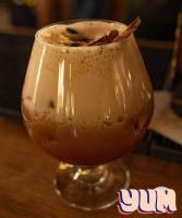 einen Drink in einem Glas auf einem Tisch in der Unterkunft Hotel Villa Montes in Ezequiel Montes