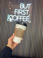 Eine Person, die vor einem Schild eine Kaffeetasse hält. in der Unterkunft Hotel Villa Montes in Ezequiel Montes