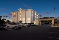 Un hotel con coches aparcados en un estacionamiento. en Comfort Inn &amp; Suites Panama City - St Andrew, en Panama City