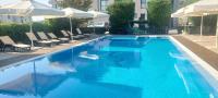 Bazén v ubytování Iva Resort nebo v jeho okolí