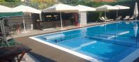 Bazén v ubytování Iva Resort nebo v jeho okolí