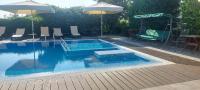 Bazén v ubytování Iva Resort nebo v jeho okolí