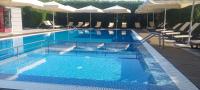 Bazén v ubytování Iva Resort nebo v jeho okolí
