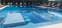 Bazén v ubytování Iva Resort nebo v jeho okolí