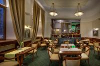Un restaurante con mesas y sillas y un bar. en Boutique Hotel Seven Days, en Praga