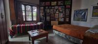 Un dormitorio con una cama y una mesa dentro. en Suite Artistica, en Mendoza