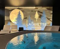 un escenario con una señal que lee la fiebre y una piscina en Best Western Plus La Fayette Hotel et SPA, en Épinal