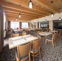 Reštaurácia alebo iné gastronomické zariadenie v ubytovaní Hotel Havrania