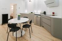 Kuchyň nebo kuchyňský kout v ubytování Lujoso y amplio apartamento con parking incluido