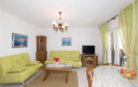 TV a/nebo společenská místnost v ubytování Beautiful Apartment In Okrug Gornji