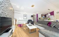 TV a/nebo společenská místnost v ubytování Pet Friendly Home In Zaton