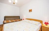 Posteľ alebo postele v izbe v ubytovaní 3 Bedroom Awesome Apartment In Senj