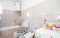 Kúpeľňa v ubytovaní 3 Bedroom Awesome Apartment In Senj