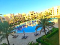 Bazén v ubytování Mangrove Elgouna nebo v jeho okolí