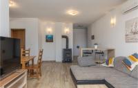 Kuchnia lub aneks kuchenny w obiekcie Lovely Apartment In Njivice With Wifi