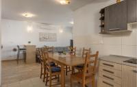 Kuchnia lub aneks kuchenny w obiekcie Lovely Apartment In Njivice With Wifi