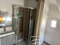 Kuchyňa alebo kuchynka v ubytovaní Maison rénovée avec piscine, parking privé et proche plage à Marseillan - FR-1-387-185