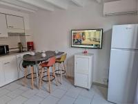 Kuchyňa alebo kuchynka v ubytovaní Maison rénovée avec piscine, parking privé et proche plage à Marseillan - FR-1-387-185