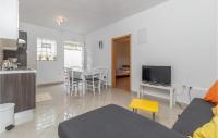 Televízia a/alebo spoločenská miestnosť v ubytovaní Beautiful Apartment In Jadranovo