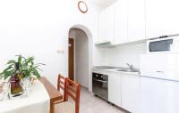 Kuchyňa alebo kuchynka v ubytovaní Cozy Apartment In Crikvenica With Wifi
