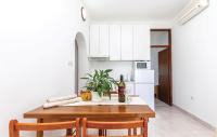 Kuchyňa alebo kuchynka v ubytovaní Cozy Apartment In Crikvenica With Wifi