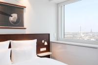 Ruby Luna Hotel Dusseldorfにあるベッド