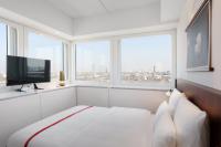 Ruby Luna Hotel Dusseldorfにあるテレビまたはエンターテインメントセンター