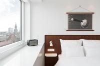 Ruby Luna Hotel Dusseldorfにあるベッド