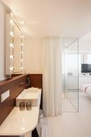 Ruby Luna Hotel Dusseldorfにあるベッド