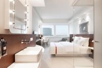 Ruby Luna Hotel Dusseldorfにあるベッド